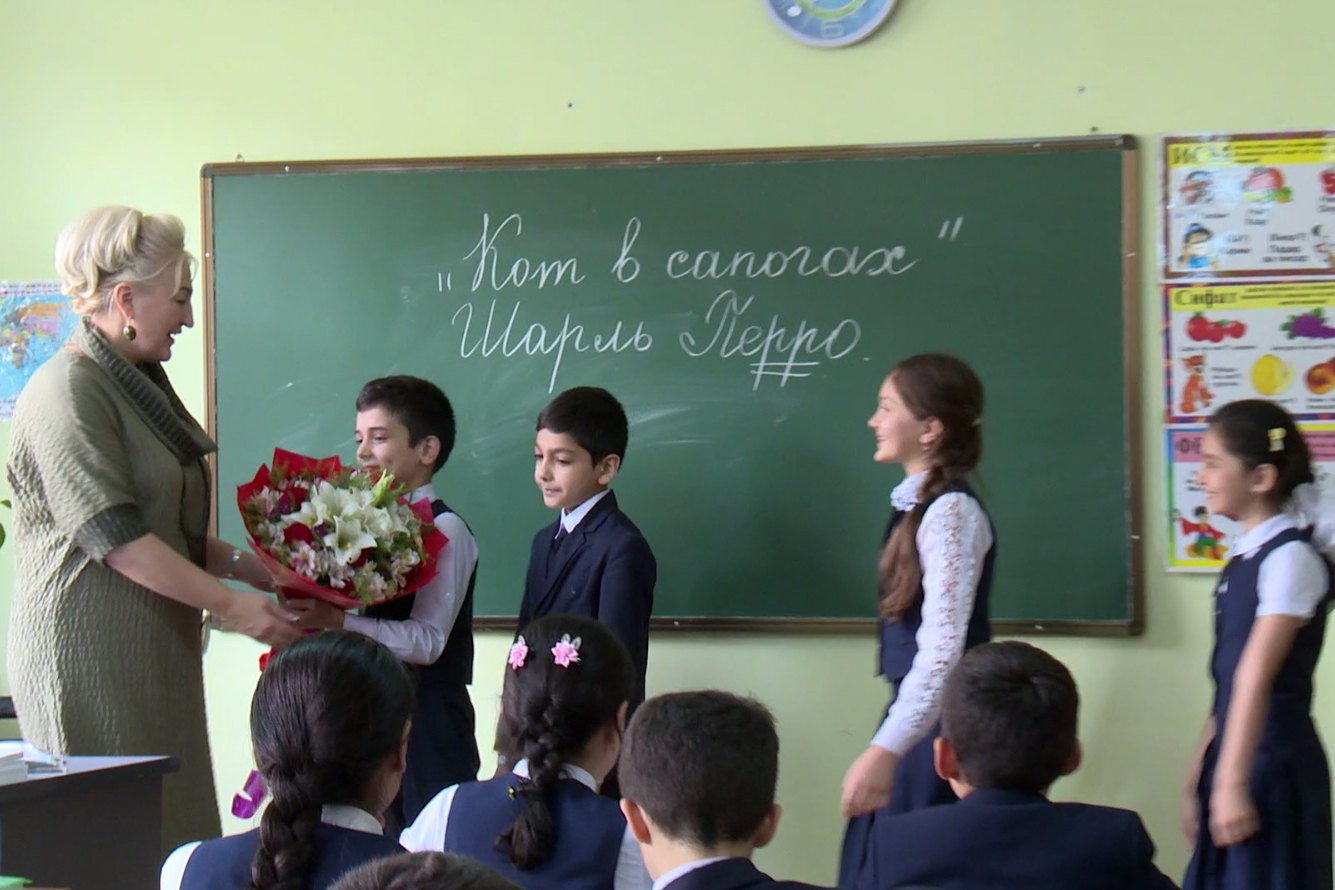 Russian speak school. Учителя Таджикистана. Российские учителя в Таджикистане. Учителя в школе в Таджикистане. День учителя в Таджикистане.