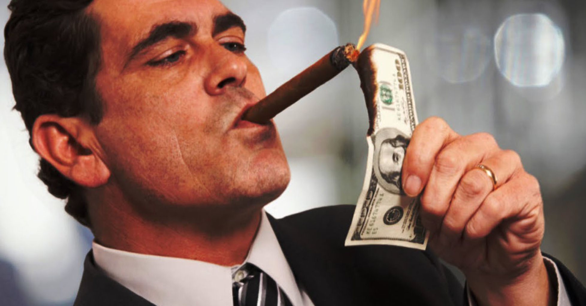 Богатые в современном обществе. Богатый мужик с сигарой. Мемы про богатство. Богач с деньгами. Прикуривает от купюры.