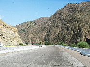 Қамчиқ довонидаги йўлда 40-метрлик ёриқ юзага келди; ҳаракатланиш вақтинча чеклатилган