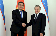 Президент Узбекистана поздравил Сооронбая Жээнбекова с 60-летием