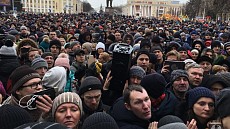 Митингующие в российском Кемерове требуют отставки местных властей