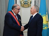 Первый президент Казахстана Назарбаев наградил Усманова орденом «Достық»