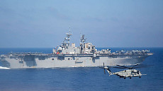 Вертолет и корабль Ирана опасно сближались с кораблем США в Ормузском проливе – WSJ 