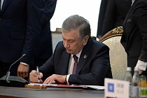 Мирзиеев подписал закон о госпошлине