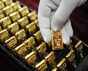 Цена на золото по итогам вечернего межбанковского фиксинга в Лондоне в понедельник понизилась