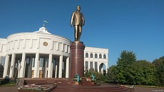 В Карши открыли памятник Исламу Каримову в честь 80-летия