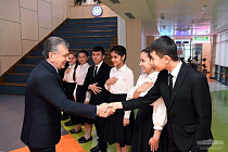 Шавкат Мирзиёев пообщался с детьми Президентской школы в Хиве