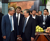 Мирзиёев ва Атамбоев Ўзбекистон ва Қирғизистон саноат маҳсулотлари кўргазмаси билан танишдилар