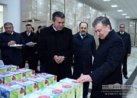 Президент Узбекистана ознакомился с деятельностью предприятия «Дармон шарбати»