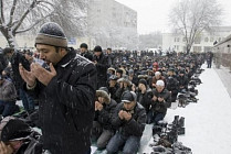 Мусульмане Казахстана посвящают свои пятничные молитвы 52 погибшим в автобусе в Актюбинской области