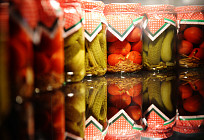 В Кашкадарье семь человек отравились консервированными помидорами, двое из них погибли