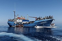 Два судна с мигрантами немецких спасателей задержаны Италией 