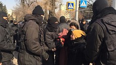 Освещавших события в Жанаозене журналистов задержали по «некоему» заявлению