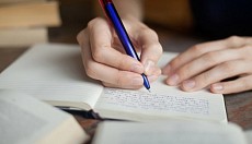 В Узбекистане проведут конкурс сочинений в честь 30-летия закона о государственном языке