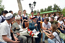 Участники автопробега в честь Победы прибыли из российского Нижневартовска в Самарканд