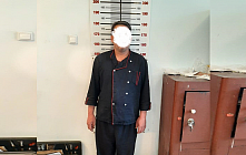 Узбекского повара подозревают в подглядывании за девочкой в женском туалете в Павлодаре