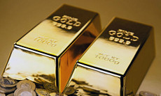 Цена на золото по итогам вечернего межбанковского фиксинга в Лондоне в понедельник понизилась