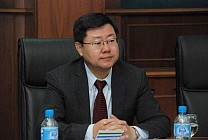 Мирзиеев лично наградил посла КНР орденом «Дустлик» в связи с завершением дипломатической миссии