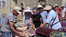 Группа туристов из США приехала пожить в Бухаре