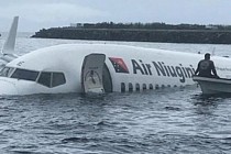 В Микронезии самолет выкатился в море после посадки