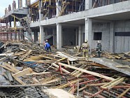 Четыре узбекистанца пострадали при обрушении строительных лесов под Петербургом