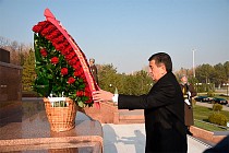 Жээнбеков возложил цветы к памятнику Каримова в Ташкенте 