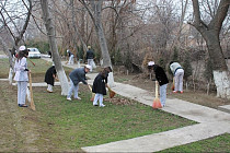 Президент Узбекистана в резкой форме раскритиковал привлечение учителей и врачей на благоустройство территорий