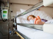 В Оше скончался трехлетний ребенок, которого избила мать 