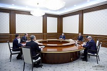 Мирзиеев и Хейл обсудили вопросы мирного урегулирования в Афганистане