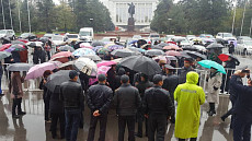 В столице Кыргызстана на митинг вышли пострадавшие от пожара на Ошском рынке торговцы
