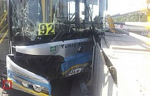 Пассажирский автобус из-за отказа тормозов сбил рабочего и врезался в бетонный забор в Алматы; пострадали 7 человек