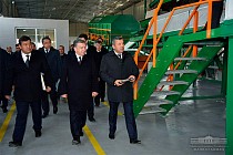 Президент Узбекистана посетил кластер по сортировке и переработке отходов
