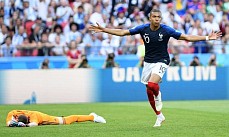 В первых двух матчах 1/8 финала ЧМ-2018 команды показали потрясающий футбол и забили сообща 10 мячей