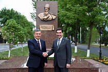 Мирзиеев и Бердымухамедов посетили улицу Махтумкули в Ташкенте
