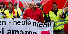В Германии прошли протесты против вручения премии главе компании «Амазон»
